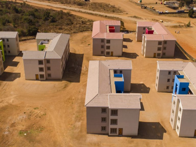 Just under 3 000 concrete roof tiles were used on these hipped roofs. They were pitched at 25˚ and the total roof area covered was 330m2.