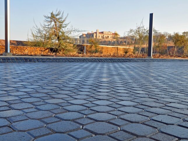 Paving blocks (230 x 140 x 80mm) in a multi-colour sahara sands