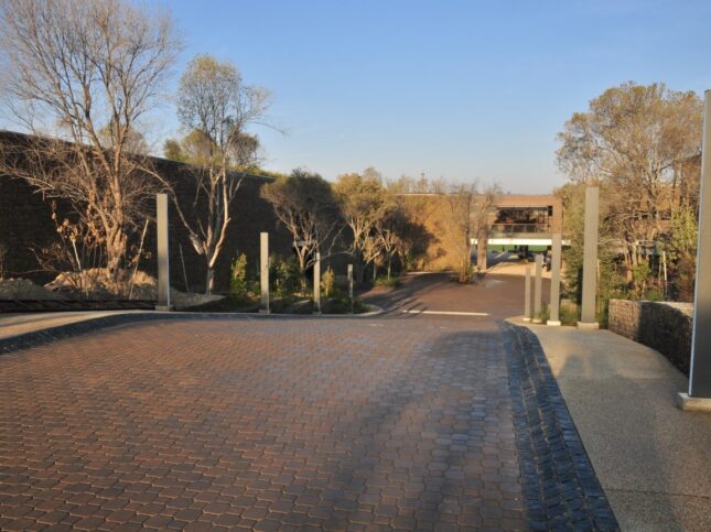 Paving blocks (230 x 140 x 80mm) in a multi-colour sahara sands
