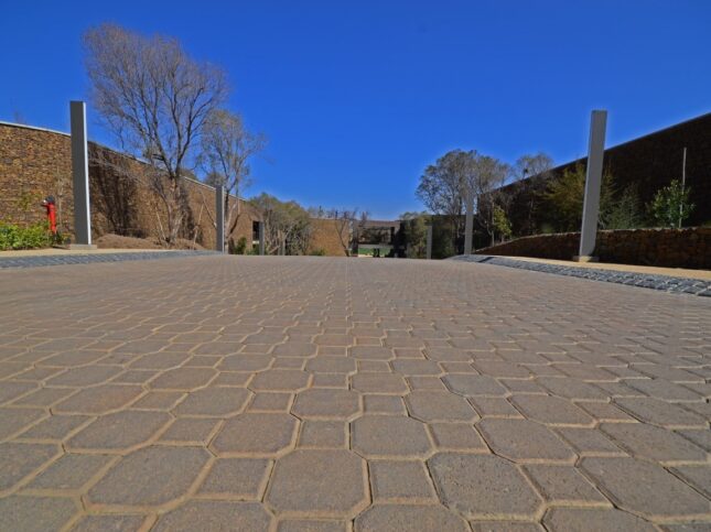 Paving blocks (230 x 140 x 80mm) in a multi-colour sahara sands