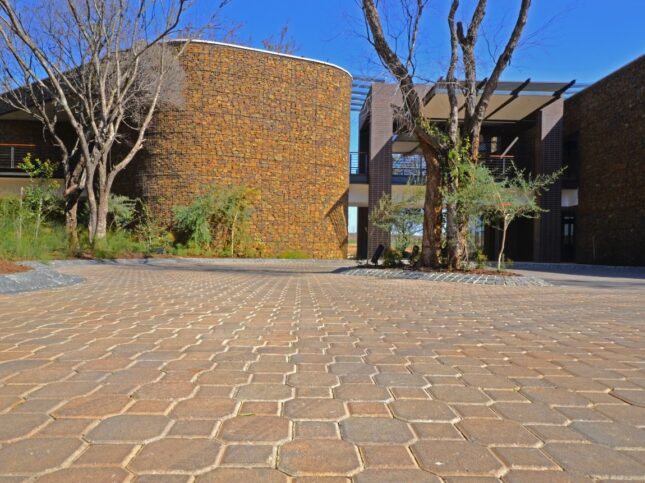 Paving blocks (230 x 140 x 80mm) in a multi-colour sahara sands