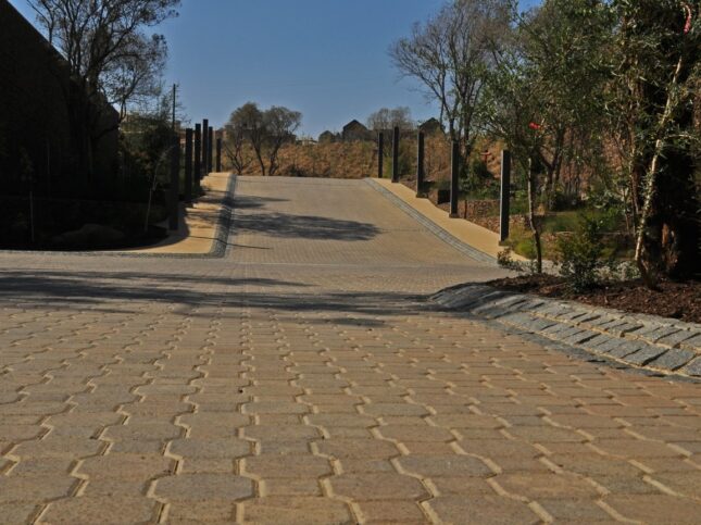 Paving blocks (230 x 140 x 80mm) in a multi-colour sahara sands